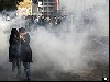درگیری پلیس با معترضان در برابر روزنامه اعتماد ملی