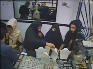 سرقت ماهرانه یک سرویس کامل طلا توسط سه مشتری زن در جواهر فروشی