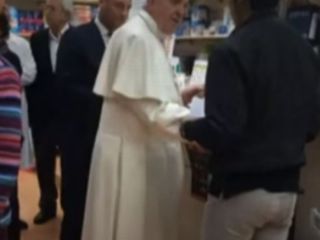 پاپ فرانچسکو در حال خرید کفش - ویدیو