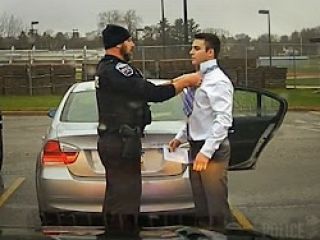 افسر  پلیس بعد از متوقف کردن راننده‌ی دانشجو به دلیل سرعت غیرمجاز، کراوات او را برایش گره می‌زند- ویدیو