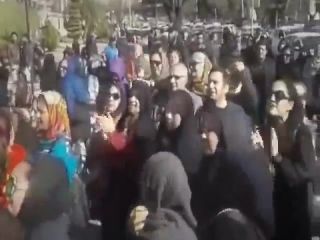 اعتراض شهروندان شیرازی به ارسال پارازیت ها ماهواره ای در سطح شهر در مقابل استانداری فارس