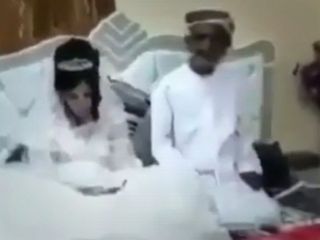 ازدواج پیرمرد عرب با یک دختر نوجوان و شادی و هلهله مهمانان