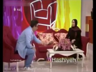سانسور پاهای لیلا بلوکات با روزنامه در برنامه رضا رشید پور