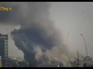 فیلمی از صحنه خروج دو تن از آتشنشانها در لحظه فرو ریختن ساختمان