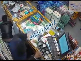 زورگیری با قمه از سوپرمارکتی در تبریز - ویدیو