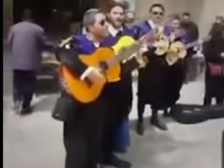 گیتار نوازی توریست هاى اسپانیایى در میدان نقش جهان اصفهان