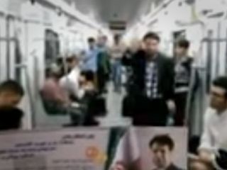 اینجا در خط ۳ مترو تهران شاهد نامزدی هستیم که شخصاً داره تبلیغات میدانی میکنه