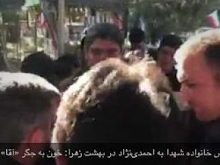 اعتراض خانواده شهدا به احمدی‌نژاد در بهشت زهرا: خون به جگر «آقا» نکنید
