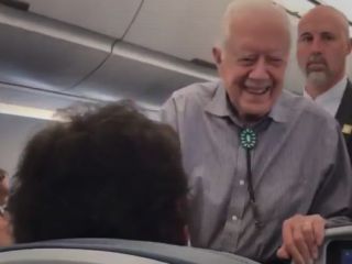 دست دادن جیمی کارتر با تمام مسافرین یک هواپیما