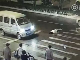 ویدئویی که جامعه چین را متحیر کرد:خودرو از روی زن رد شد اما هیچ‌کس از عابرین حتی به او نگاه هم نکرد