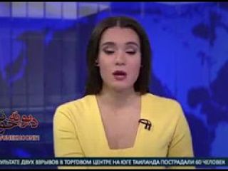 اتفاقى عجیب وسط پخش زنده اخبار در یه شبکه روسى یه سگ میاد تو استودیو و حسابى مجرى رو غافلگیر میکنه