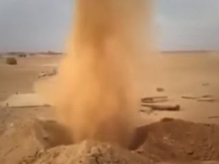 چاه عجیبی در عربستان که هر چیزی داخلش بندازی اونو با فشار زیادی به بیرون پرتاب میکنه !