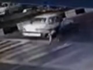 دوبار تلاش ناموفق و یکبار تلاش موفق مردی که به قصد دیه گرفتن خود را جلوی ماشین می اندازد - ویدیو