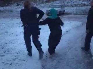انتشار ویدیوی نحوه برخورد پلیس سوئد با یک خانواده پناهجوی سوری خبرساز شد