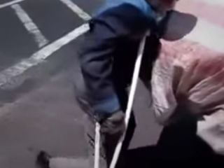 ویدیوی اسفناک امرار معاش درد آور یک پیرمرد معلول در ایران - ویدیو