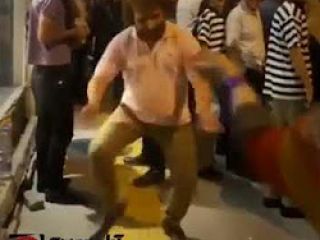 رقص دیدنی یک مرد ایرانی در خیابانی در تهران - ویدیو