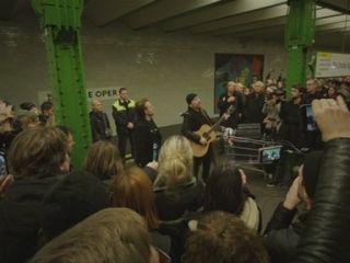 گروه یوتو مردم را در متروی برلین غافلگیر کردند.