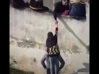 دختر جسور بابلی برای تماشای فوتبال از دیوار ورزشگاه بالا رفت!