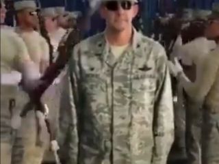 سربازانی که به خوبی آموزش فرمانده شان را فرا گرفته اند - ویدیو