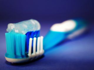 عوارض استفاده از خمیر دندان های سفید کننده