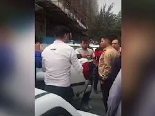 حمله وحشیانەی ماموران شهرداری منطقه پنج تهران با چاقو به یکی از دستفروشان