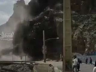ویدئویی وحشتناک از ریزش کوه در جاده ای در ایران