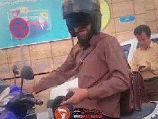 برخورد لفظی مرد موتورسوار با زن بی حجاب ایرانی در اتوموبیل