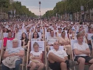 بر‌پایی سینمای روباز در شانزه‌لیزه پاریس