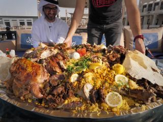 مسافرت برای غذا - این بار در دبی با یک شتر درسته - ویدیو