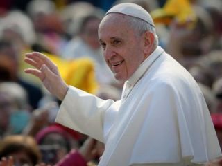 پاپ فرانسیس به «بدعت‌گذاری» در دین متهم شد