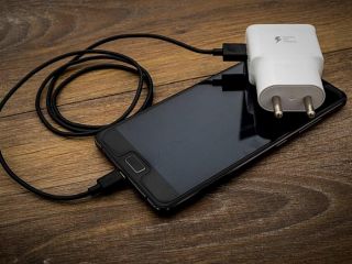 سامسونگ شارژر را از بسته محصولات تلفن همراه خود حذف می‌کند