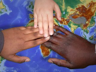 چطور با بچه‌ها درباره نژاد و نژادپرستی حرف بزنیم