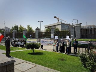 تصاویر تجمع عظیم ۱۵ نفری حامیان حجاب اجباری مقابل مجلس!