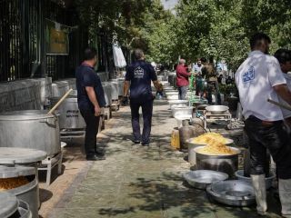 عکس روز: پخت غذای نذری در پیاده روی دانشگاه تهران!