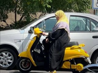 عکس روز: خانم محجبه موتورسوار که لباسش را با رنگ موتورش ست کرده