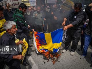 پرچم سوئد پس از نماز جمعه در تهران به آتش کشیده شد