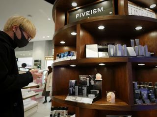 اشتیاق مردان به حفظ زیبایی چهره؛ در ژاپن بخش فروش لوازم آرایش «بدون جنسیت» افتتاح شد