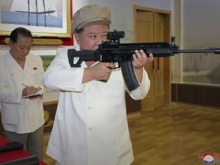 کیم جونگ اون رهبر کره شمالی دست به تفنگ شد (تصاویر)