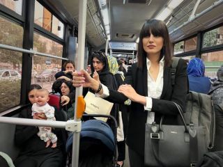 عکس روز: تصویری از یک خانم ایرانی زیبا  بدون حجاب اجباری در اتوبوسی در تهران