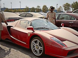 (تصاویر) رها کردن خودرو‌های لوکس و اسپرت توسط صاحبانشان در امارات