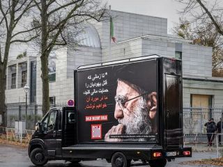 کارزار دیدنی نشریه «بیلد» در برابر سفارت جمهوری اسلامی در برلین با تصویر خامنه‌ای