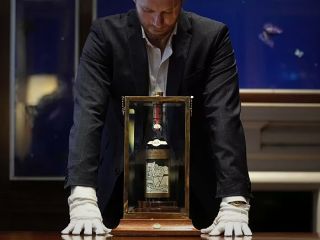 یک بطری ویسکی اسکاچ در حراج ساتبیز لندن به قیمت ۲ میلیون و ۲۰۰ هزار پوند فروخته شد