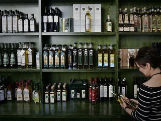 بطری‌های روغن زیتون در سوپرمارکت‌های اسپانیا به زنجیر کشیده شدند