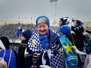 عکس روز: شادی بانوی سالخورده‌ از تماشای دربی پایتخت در ورزشگاه
