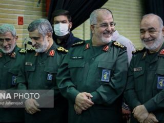 عکس روز: قهقهه خنده سرداران سپاه در مراسم عزای یک افسر عالیرتبه نیرویشان