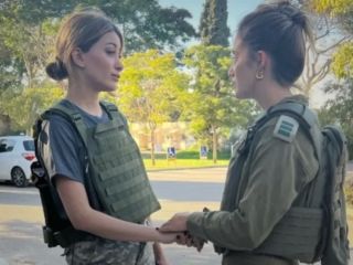 سفر جنجالی ملکه زیبایی عراق به اسرائیل و حضورش با لباس نظامی در کنار سربازان آن کشور
