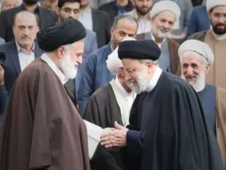 عکس روز: کرنش و تعظیم ابراهیم رئیسی به سیدمصطفی خامنه‌ای،فرزند ارشد رهبر ایران
