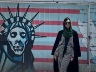 تصویر پورن استار معروف در کنار سفارت سابق آمریکا در تهران