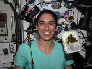 قورمه سبزی ایران به فضا هم رسید؛ یاسمین مقبلی به همراه فضانوردان دیگر قورمه سبزی با پلو خوردند