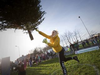 زن ایرلندی پس از برنده شدن در مسابقه پرتاب درخت کریسمس۷۶۰ هزار یورو متضرر شد
